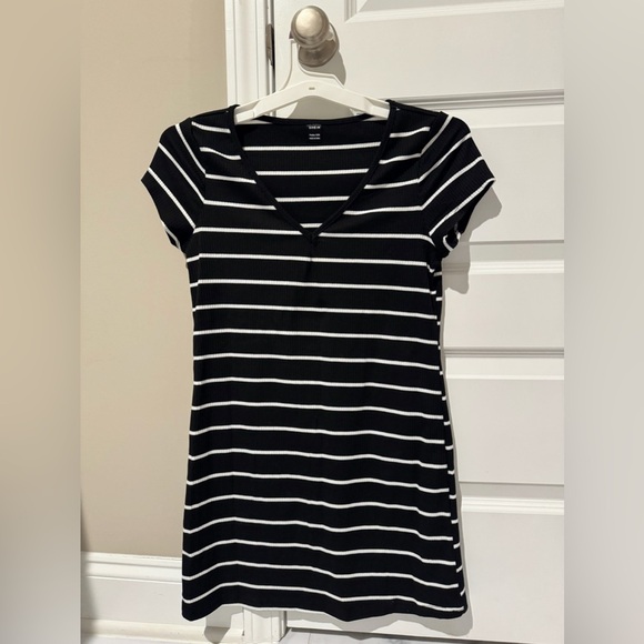 SHEIN Black and White Striped V-Neck Top - Picture 2 of 7